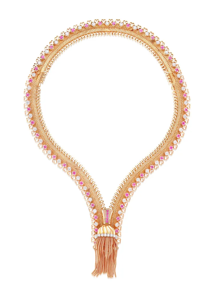 梵克雅寶以18K粉紅金鑲嵌鑽石與粉紅剛玉呈現的Zip項鍊，估價約120萬港幣起（約470萬元台幣）。富藝斯提供