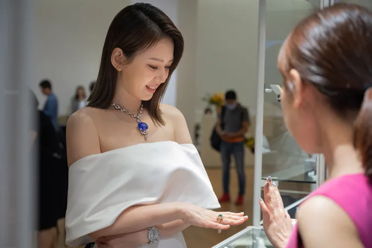 Melody參觀富藝斯珠寶拍賣預展。富藝斯提供