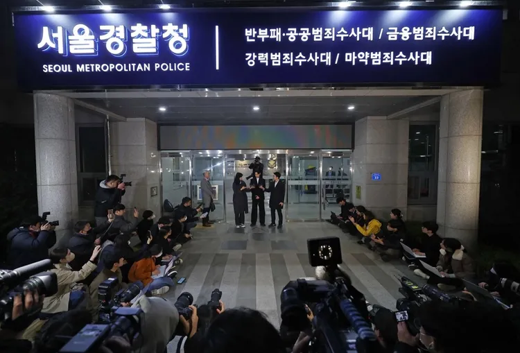 劉亞仁第一次被警方傳喚時，媒體湧現警局外堵人。韓聯社
