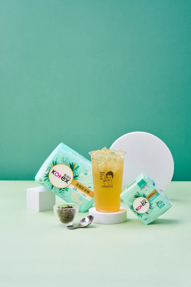 「花梔亂綻三涼開泰四季都靠得住」，售價中杯40元、大杯50元。業者提供