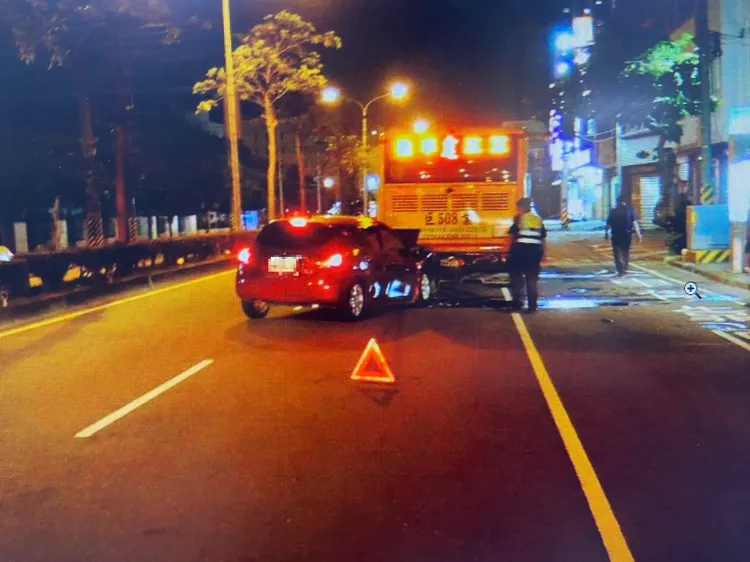 自小客駕駛疑因未注意車前狀況釀禍。讀者提供