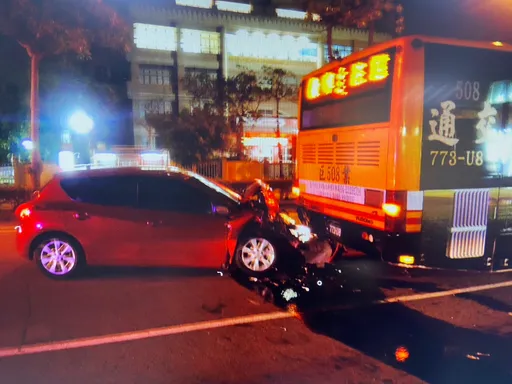 台中轎車朝公車屁股親下去　親密接觸好嚴重！毀車頭傷駕駛
