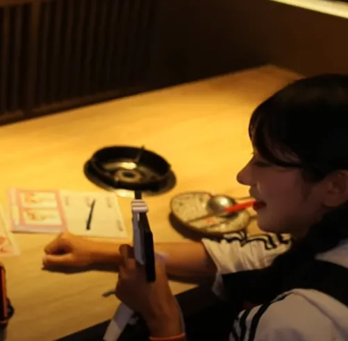 企鵝妹表情尷尬。翻攝自躺平大師YT