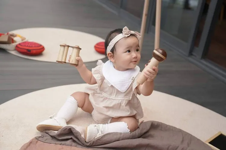 第一次就抓起麥克風。翻攝黃子佼臉書