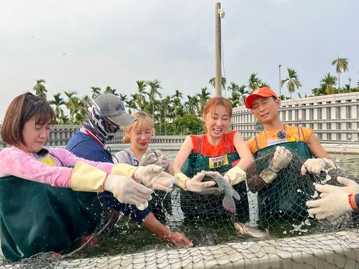 浩子夏語心嚐魚塭水 「加點蛋花會更好喝」