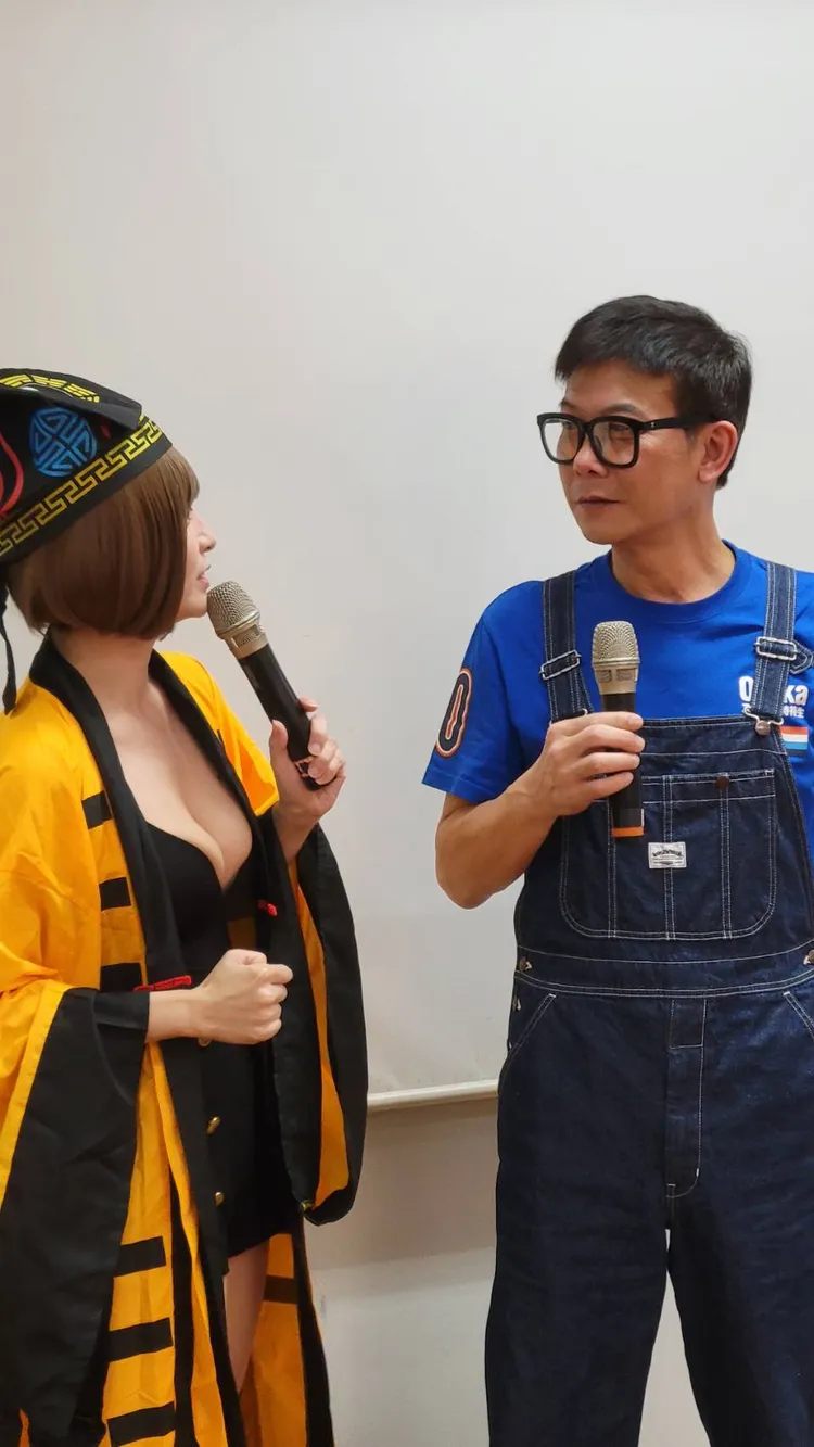 郭鬼鬼（左）帶著「長輩」來看長輩錢小豪。葉文正攝