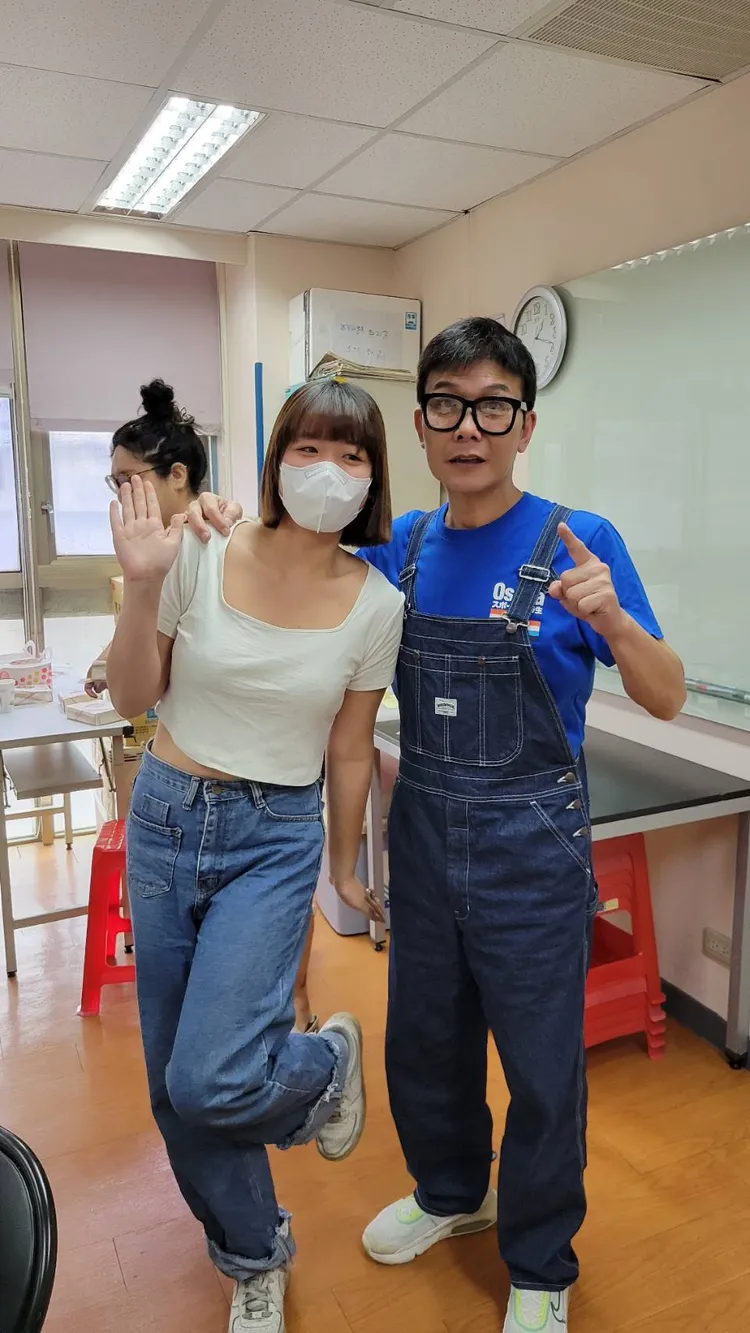 錢小豪當人形立牌與粉絲合照。葉文正攝