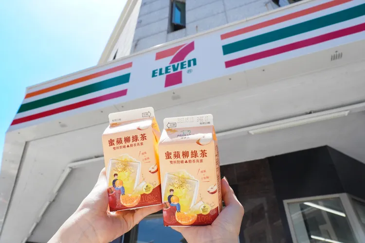 迷客夏與蜜蜂工坊在7-ELEVEN推出的第二支聯名飲品「蜜蘋柳綠茶」，即日起開賣。業者提供