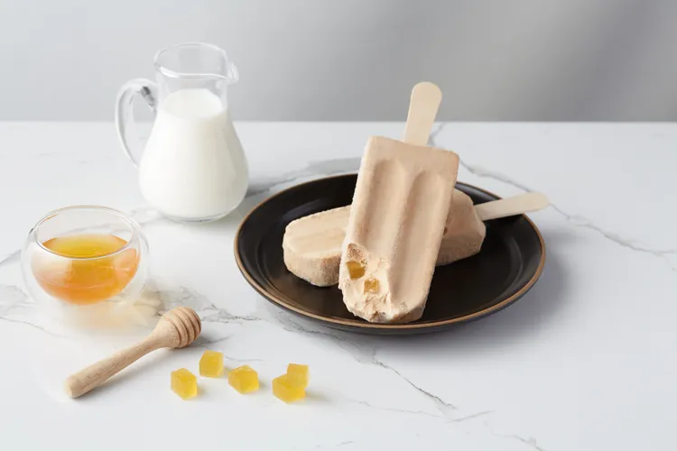 迷客夏x蜜蜂工坊聯名飲品-蜜香伯爵拿鐵雪糕加入蜂蜜蒟蒻增添口感。業者提供