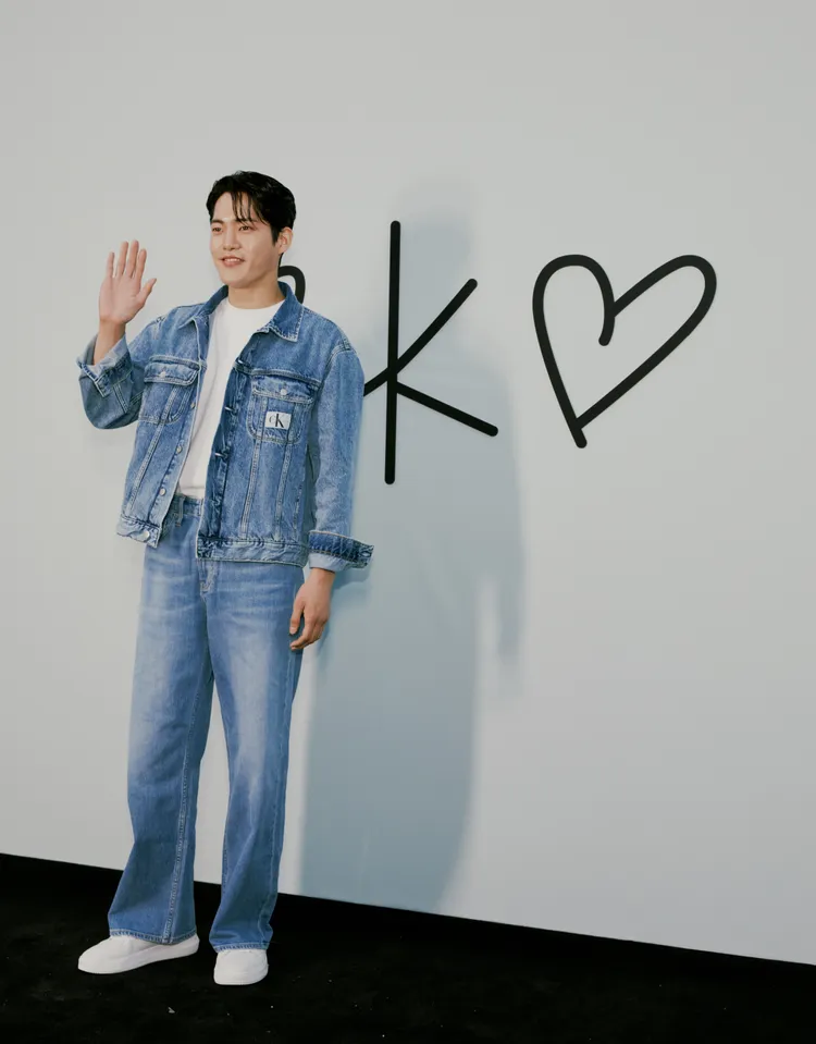 在話題劇《黑暗榮耀》中演出「霸凌5人幫」成員的韓星金建宇，身著全套丹寧褲裝帥氣亮相。品牌提供