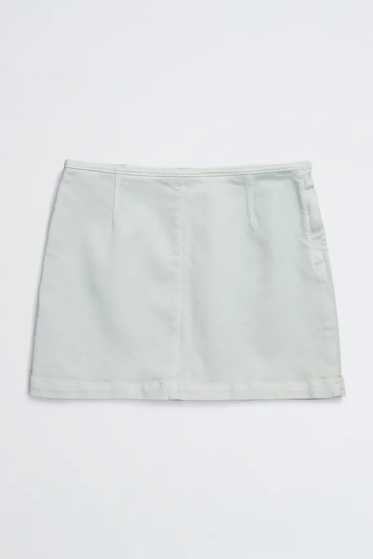 Jennie for Calvin Klein聯名膠囊系列牛仔短裙，3780元。品牌提供