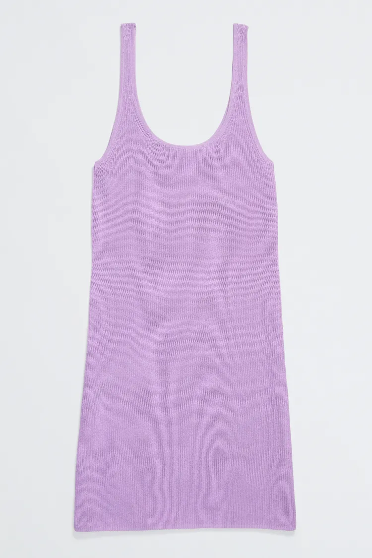 Jennie for Calvin Klein聯名膠囊系列丁香紫針織迷你連衣裙，5980元。品牌提供