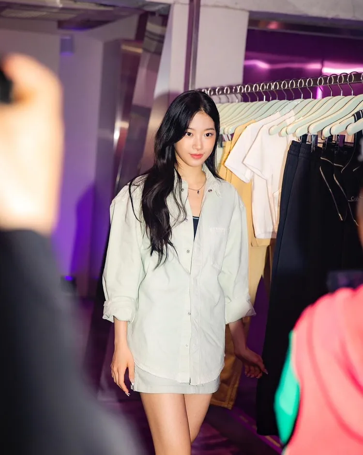 女團LE SSERAFIM成員Kazuha以下衣失蹤的造型大露美腿。翻攝k_a_z_u_h_a__ IG