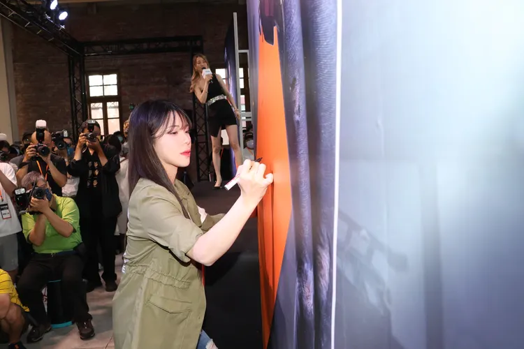 李多慧在牆上簽名。鄭孟晃攝