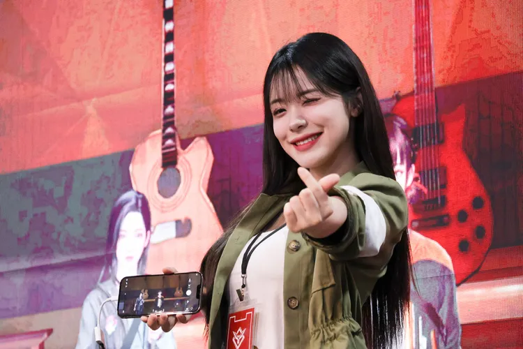 李多慧人氣強強滾，到哪裡都是焦點。鄭孟晃攝