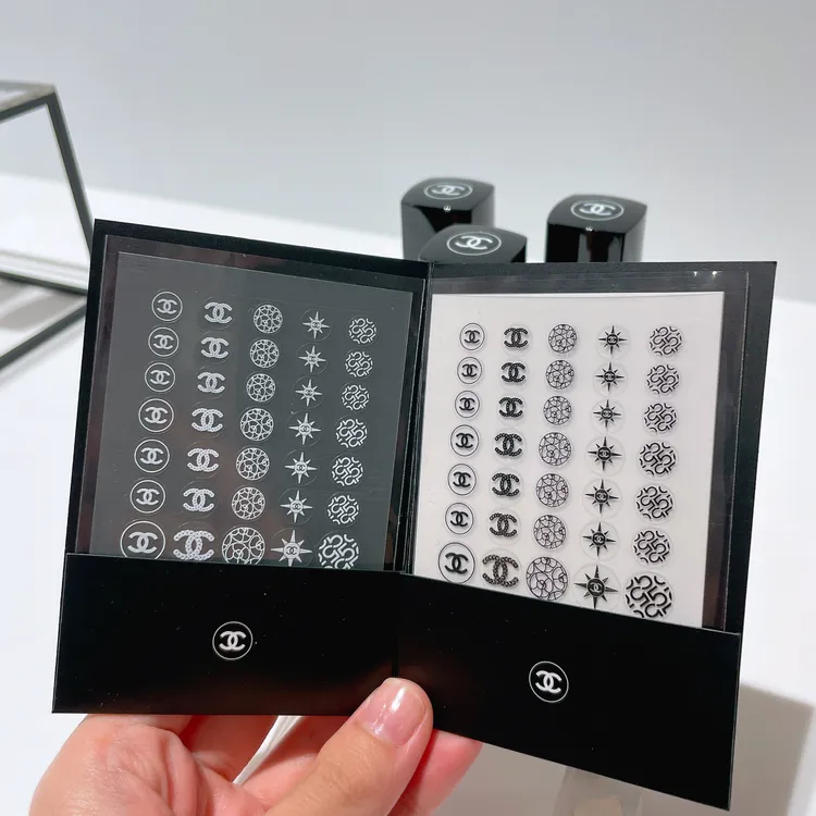 香奈兒美甲貼包含45款經典黑色圖騰和45款經典白色圖騰，僅搭配指彩禮盒販售。張家玲攝
