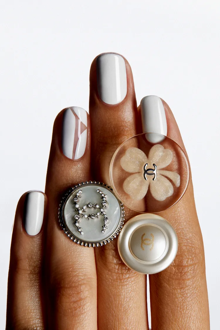 香奈兒時尚釉光指甲油。品牌提供