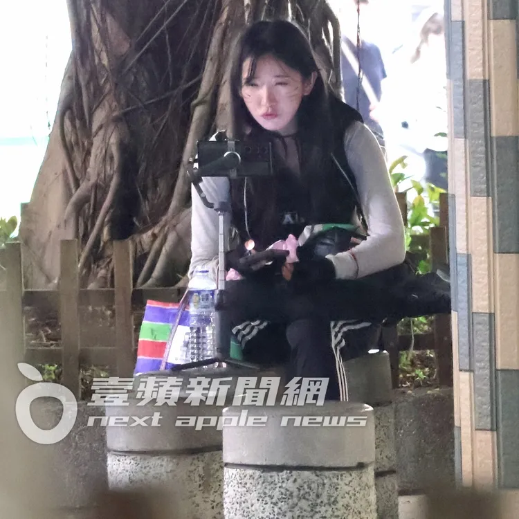 企鵝妹臉上畫貓鬍鬚，對鏡頭賣萌。特勤中心攝