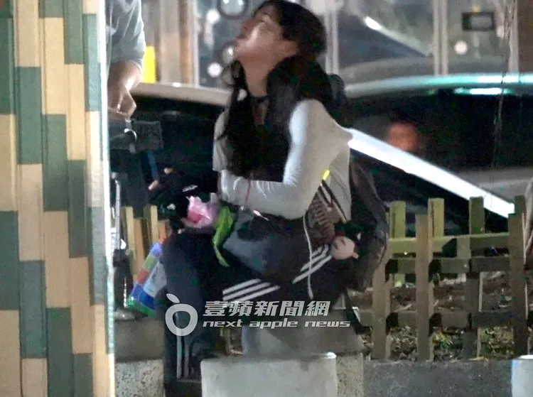 企鵝妹和真愛粉聊天聊到仰頭大笑。特勤中心攝