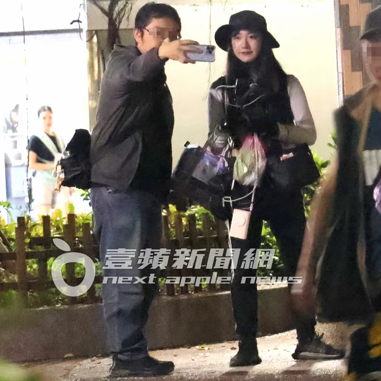 企鵝妹基本上來者不拒，當人形立牌，讓大家拍好拍滿。特勤中心攝