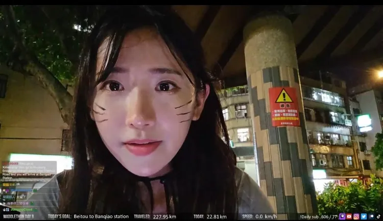 企鵝妹走到滿身大汗，仍然堅持直播。翻攝企鵝妹直播