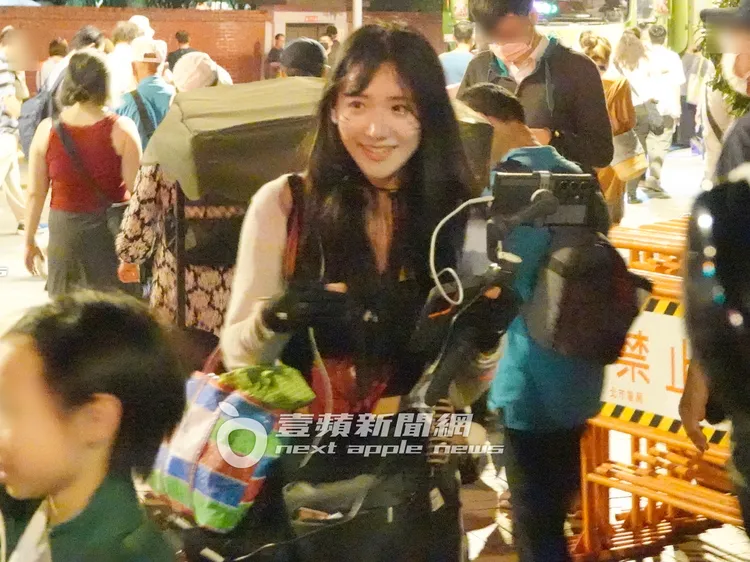 見企鵝妹勾著「台灣LV」藍綠紅相間購物袋，格外親切。特勤中心攝