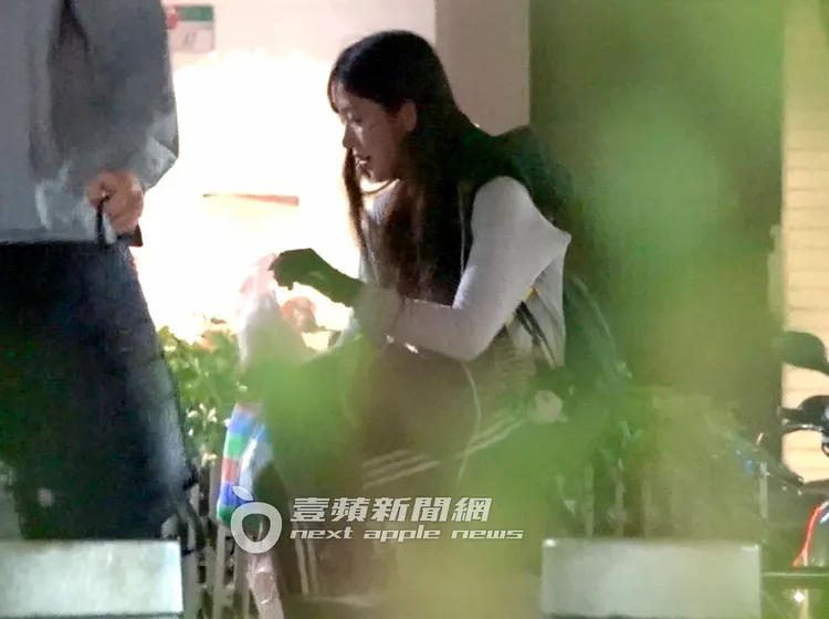 走路走累了，企鵝妹到夜市買小吃坐在公園涼亭享用。特勤中心攝