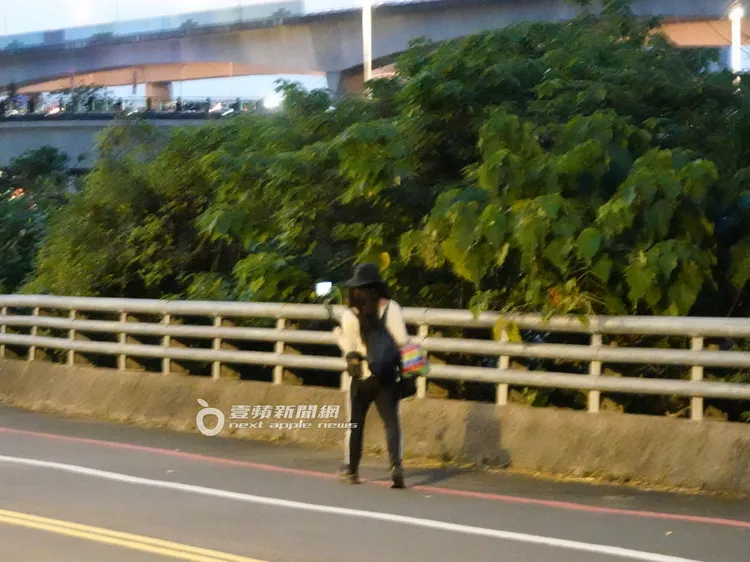 企鵝妹一身運動勁裝在河濱公園直播。特勤中心攝