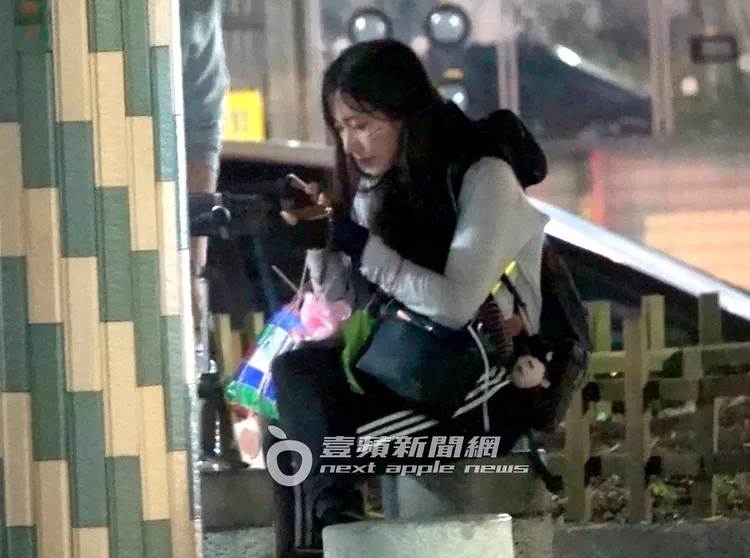 難得遇到有禮貌的真愛粉絲，企鵝妹開心幫忙簽名。特勤中心攝