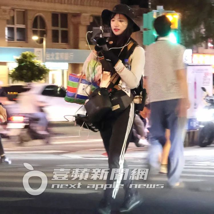 邊走路邊直播的企鵝妹。特勤中心攝
