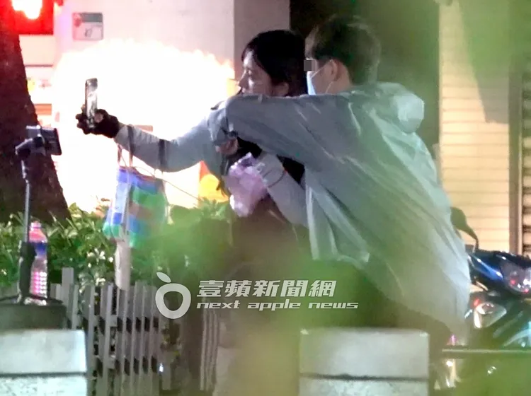 該名真愛粉獲得和企鵝妹比心合照的福利。特勤中心攝