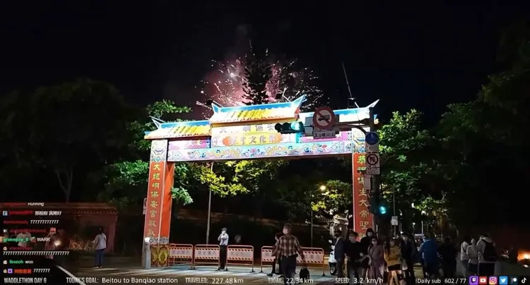 大同區保安宮慶祝保生大帝聖誕施放燦爛的煙火。翻攝企鵝妹直播