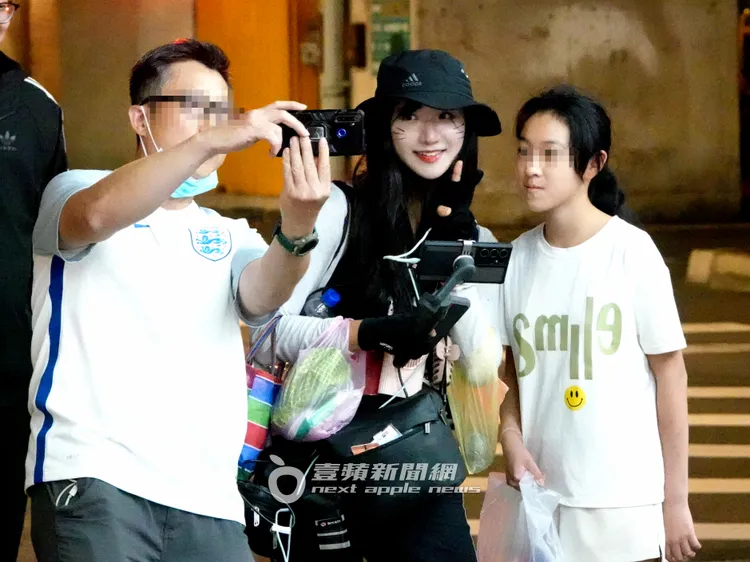 環島之行一路上都有熱情民眾搶著和企鵝妹合照。特勤中心攝