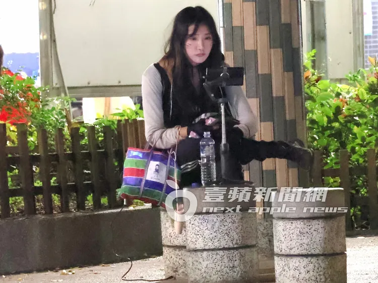 企鵝妹看著直播上刷不停的留言。特勤中心攝