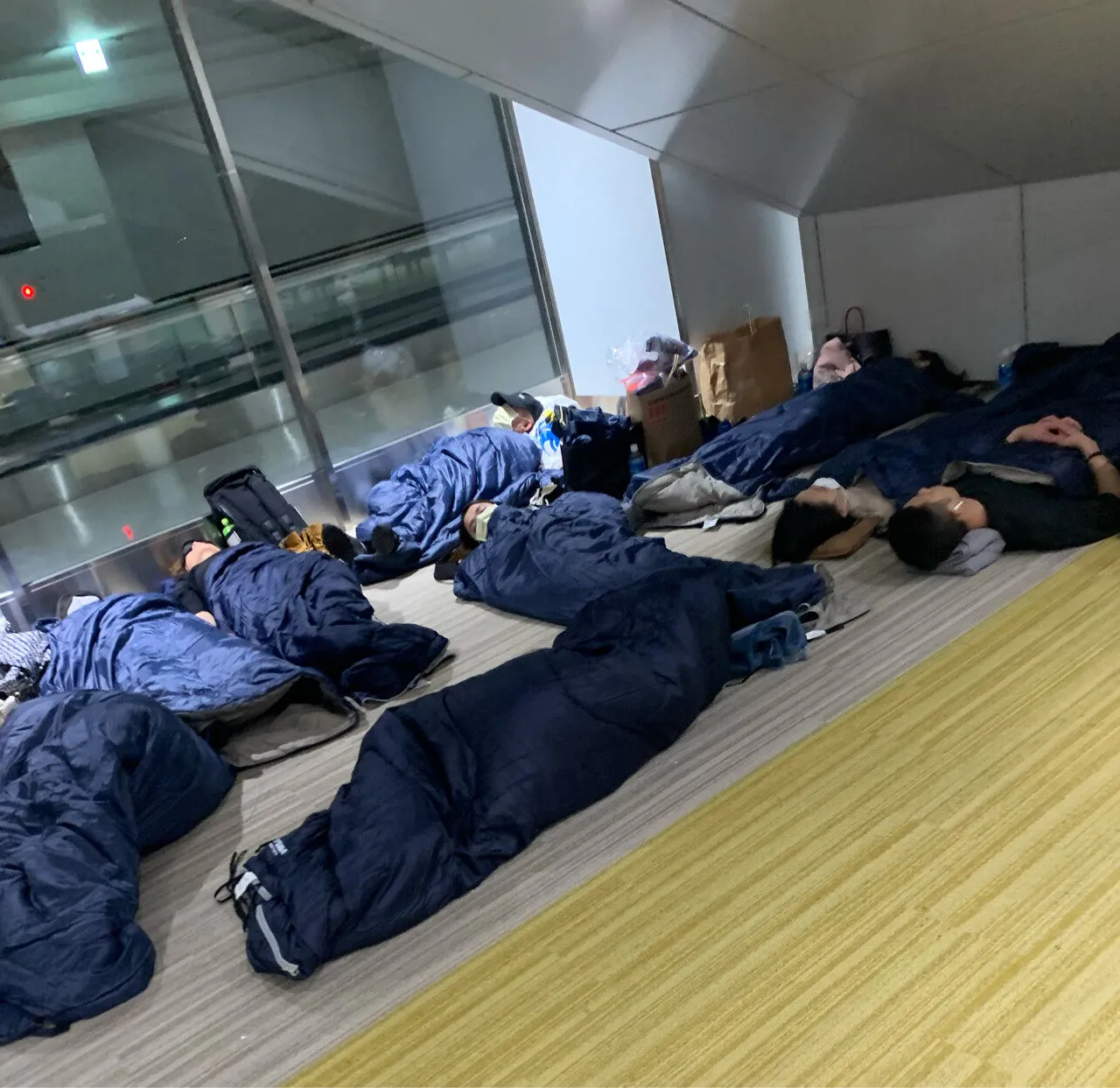 上百名旅客在成田機場席地而睡。翻攝PTT