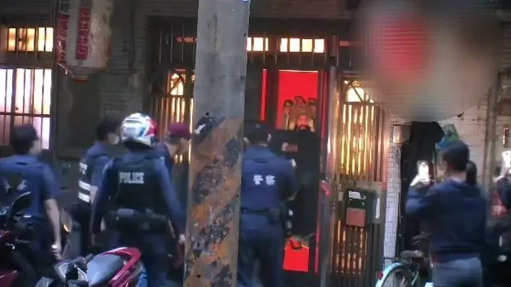 大批警員全副武裝破門攻堅。板橋警分局提供