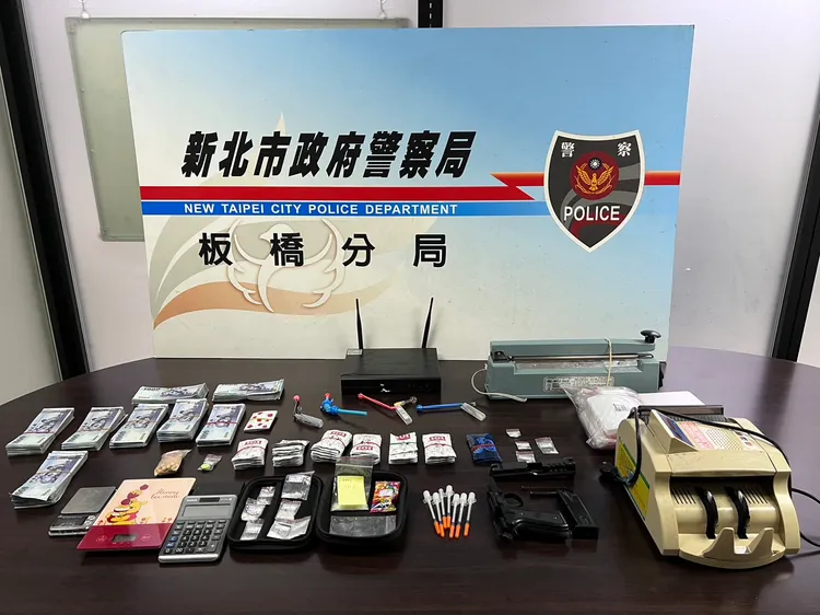 警方起出各式毒品及販毒贓款。板橋警分局提供