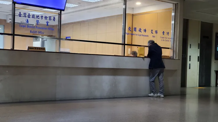 泰舍實業董事長楊岳修，今天凌晨帶著現金到北檢辦保。呂志明攝