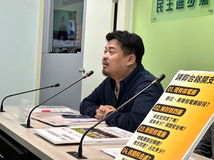 洪申翰要郭台銘不要用胡扯做公共議題競爭。潘袁詩羽攝