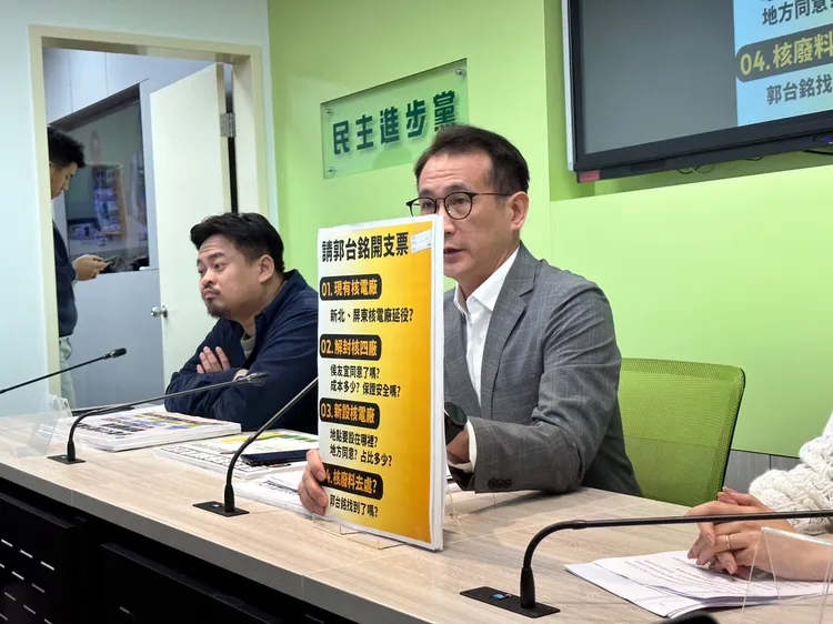 鄭運鵬提出四個問題要郭台銘回答。潘袁詩羽攝