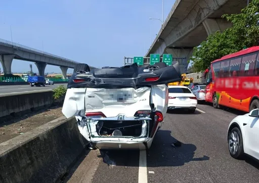 未保持安全距離南崁出口匝道5車追撞 1小客車翻覆釀2傷