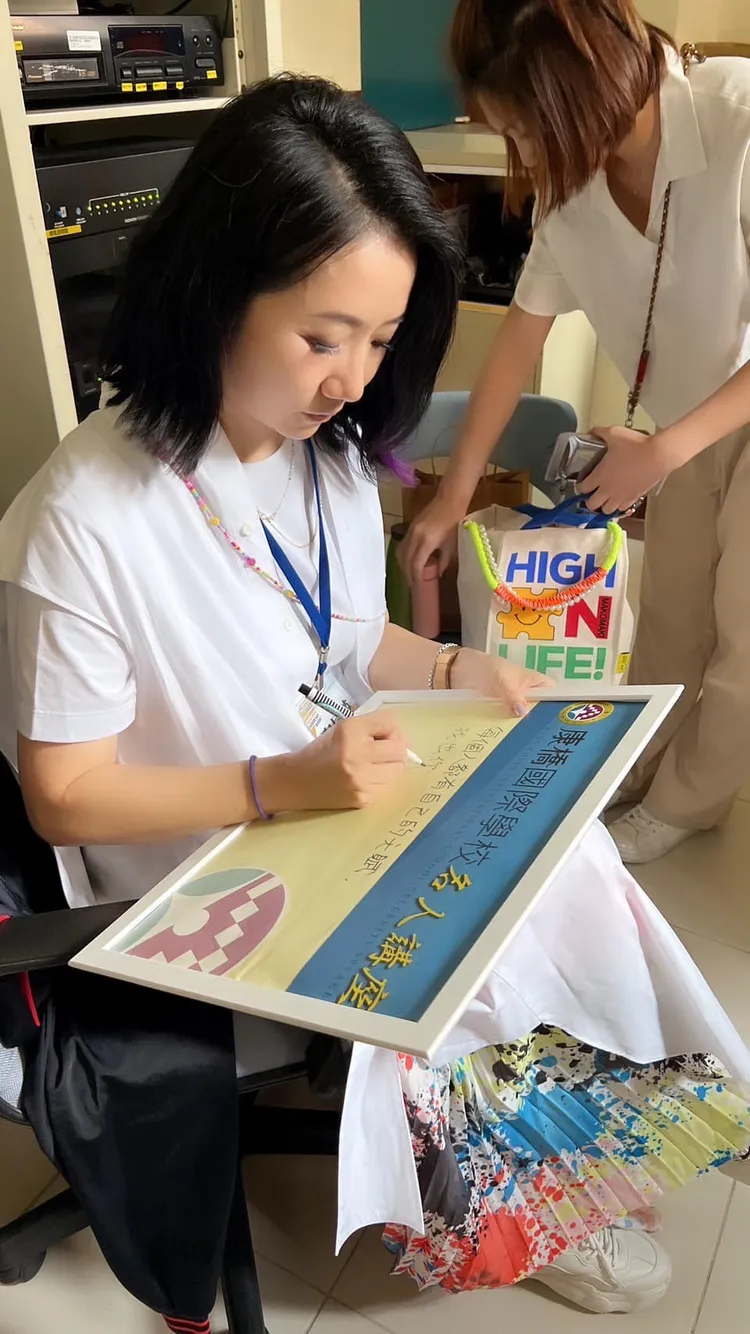 「主持天后」陶晶瑩以藝人身份到兒子學校演講，180分鐘談她的演藝之路。翻攝《陶晶瑩》粉絲頁