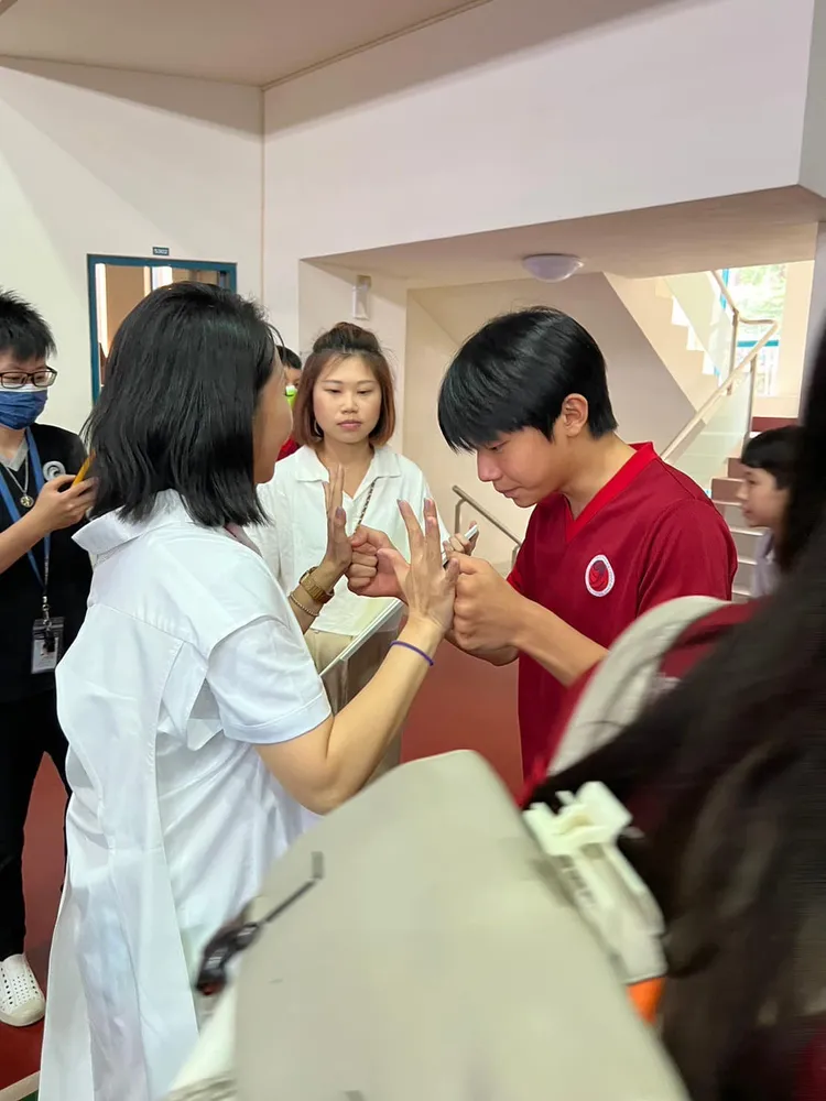 陶晶瑩跟李李仁小兒子小龍青少年模樣近照曝光，宛如李李仁少年版。翻攝《陶晶瑩》粉絲頁