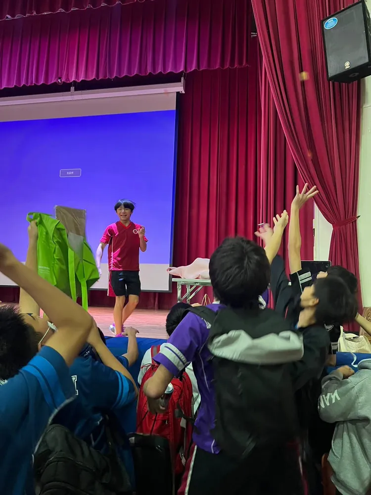 陶晶瑩跟李李仁小兒子小龍青少年模樣近照曝光，宛如李李仁少年版。翻攝《陶晶瑩》粉絲頁