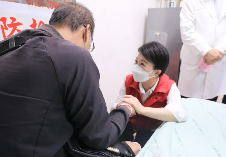 盧秀燕慰問傷者。市府提供