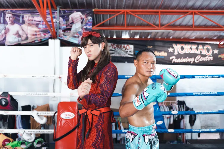 羅志祥合體泰國拳擊天王。華納音樂提供