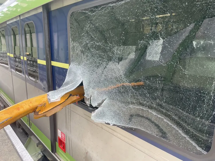 吊臂砸破捷運車窗。讀者提供

