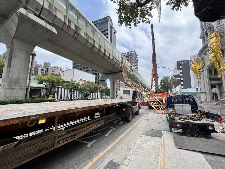 台中發生施工吊車砸中捷運。讀者提供
