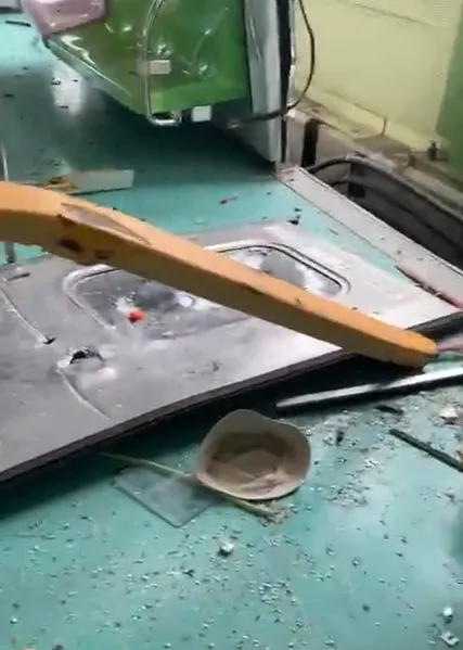 整扇門都飛了。民眾授權使用