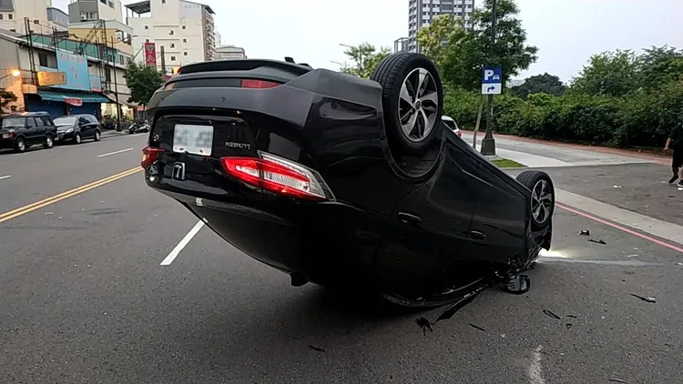 黑色自小客輪朝天翻覆，占用外線車道。讀者提供